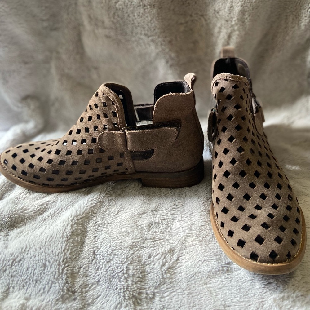 Musse &Cloud cut out ankle-high booties. Brown leather size 7